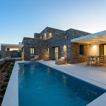 Complex White And Rocks * Parikia (Paros)