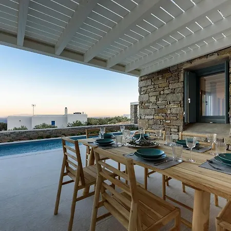 Complex White And Rocks Páros