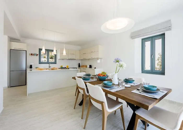 Complex White And Rocks Πάρος