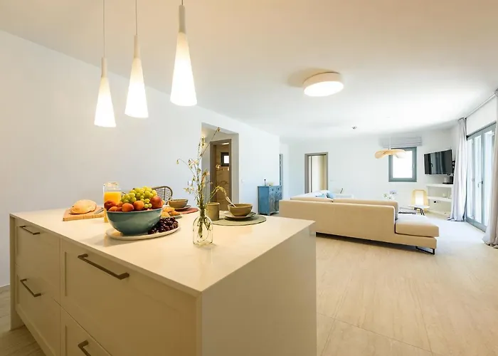 Complex White And Rocks Πάρος