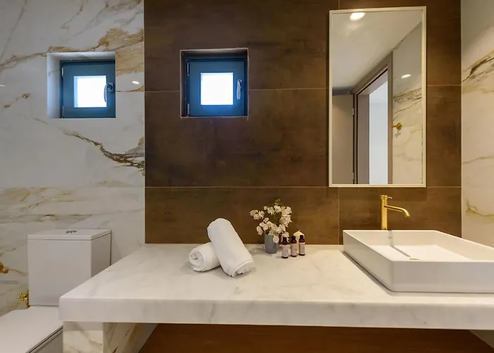 Complex White And Rocks Πάρος