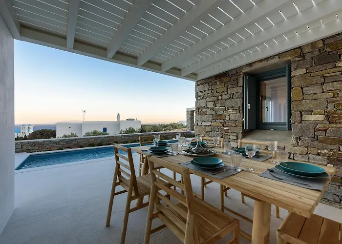 Complex White And Rocks Πάρος