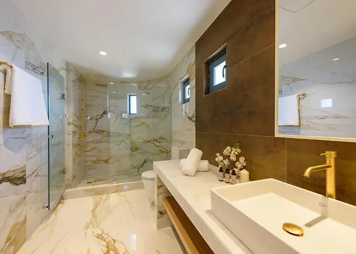 Complex White And Rocks Πάρος