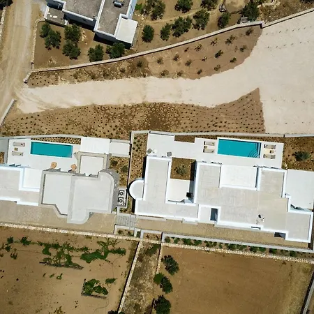 Complex White And Rocks Páros