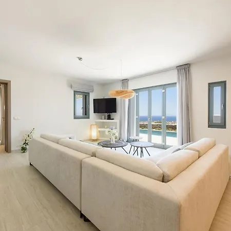 Complex White And Rocks Πάρος