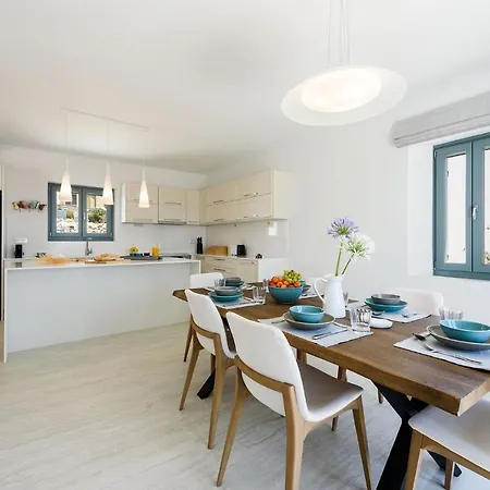 Complex White And Rocks Πάρος