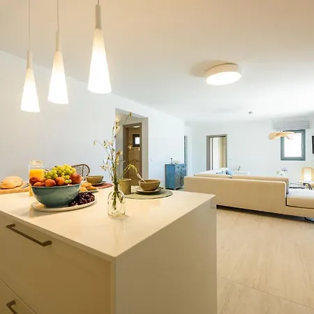 Complex White And Rocks Πάρος