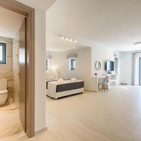 Complex White And Rocks Πάρος