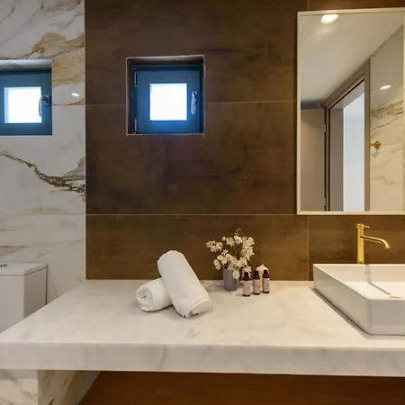 Complex White And Rocks Πάρος