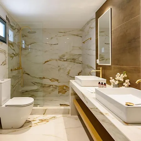 Complex White And Rocks Πάρος