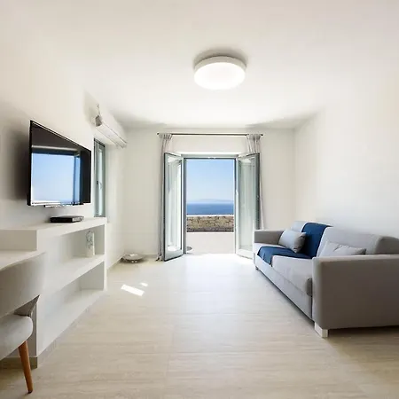 Complex White And Rocks Πάρος