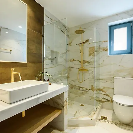 Complex White And Rocks Πάρος