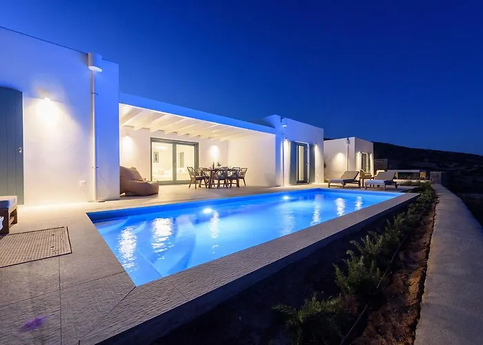 Complex White And Rocks * Parikia (Paros)